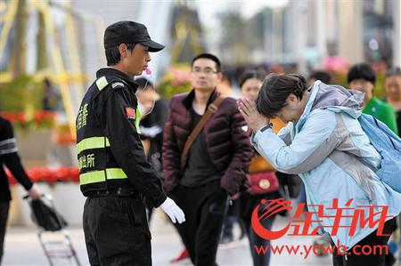 14日下午，一位市民在向深圳华强北街头辅警问路后鞠躬表示感谢