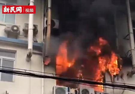上海一办公楼起大火 被困人员爬墙惊险逃生