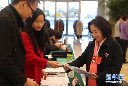 （两会）（1）参加全国政协十二届五次会议的委员陆续抵达驻地 