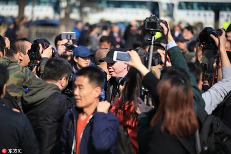 全国政协开幕会 记者争相采访参会委员