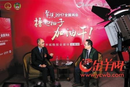 邓伟根（左）做客羊城晚报两会全媒体直播间接受羊城晚报专访　曾育文　摄