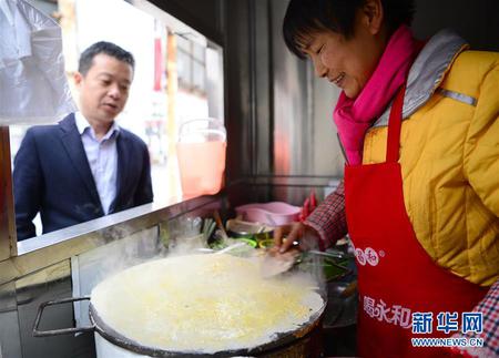 “爱心煎饼”夫妻九年来的别样人生