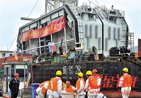 港珠澳大桥沉管隧道最终接头钢壳昨起进行混凝土浇筑