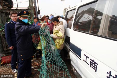 甘肃假货销毁现场 村民提着编织袋来“扫货”