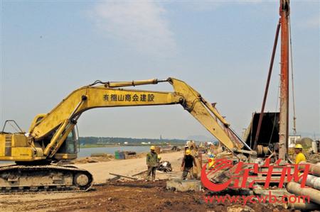 龙穴南水道特大桥主桥先期建设，在河涌打桩是一大难题