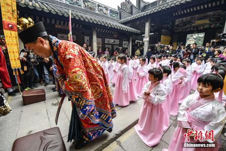 “三月三荔枝湾”北帝诞 广州学童正衣冠写人字