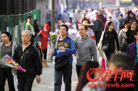 4日早晨6时许，广州市火葬场的祭拜区就已挤满了前来祭拜的市民