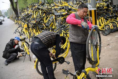 北京受损共享单车堆积如山 工人“修不过来”