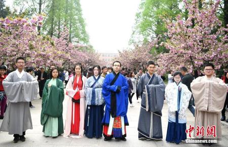 中科大举办“春风汉韵”樱花游园会