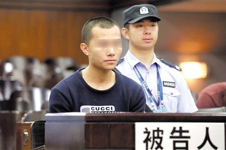 被告人何某东在法庭上听判